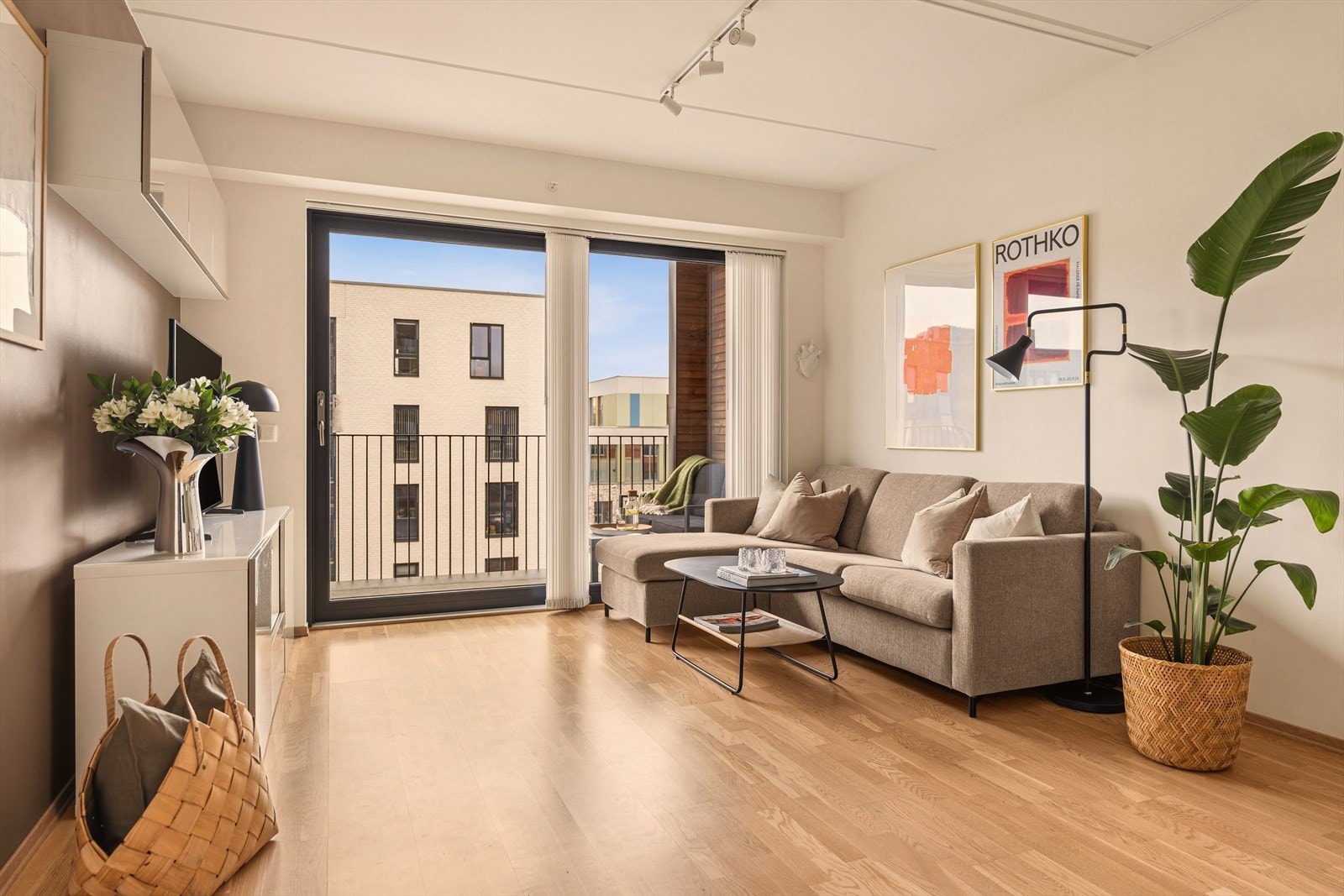 Lys stue med god plass til sofaløsning og spisebord. Galleribilde