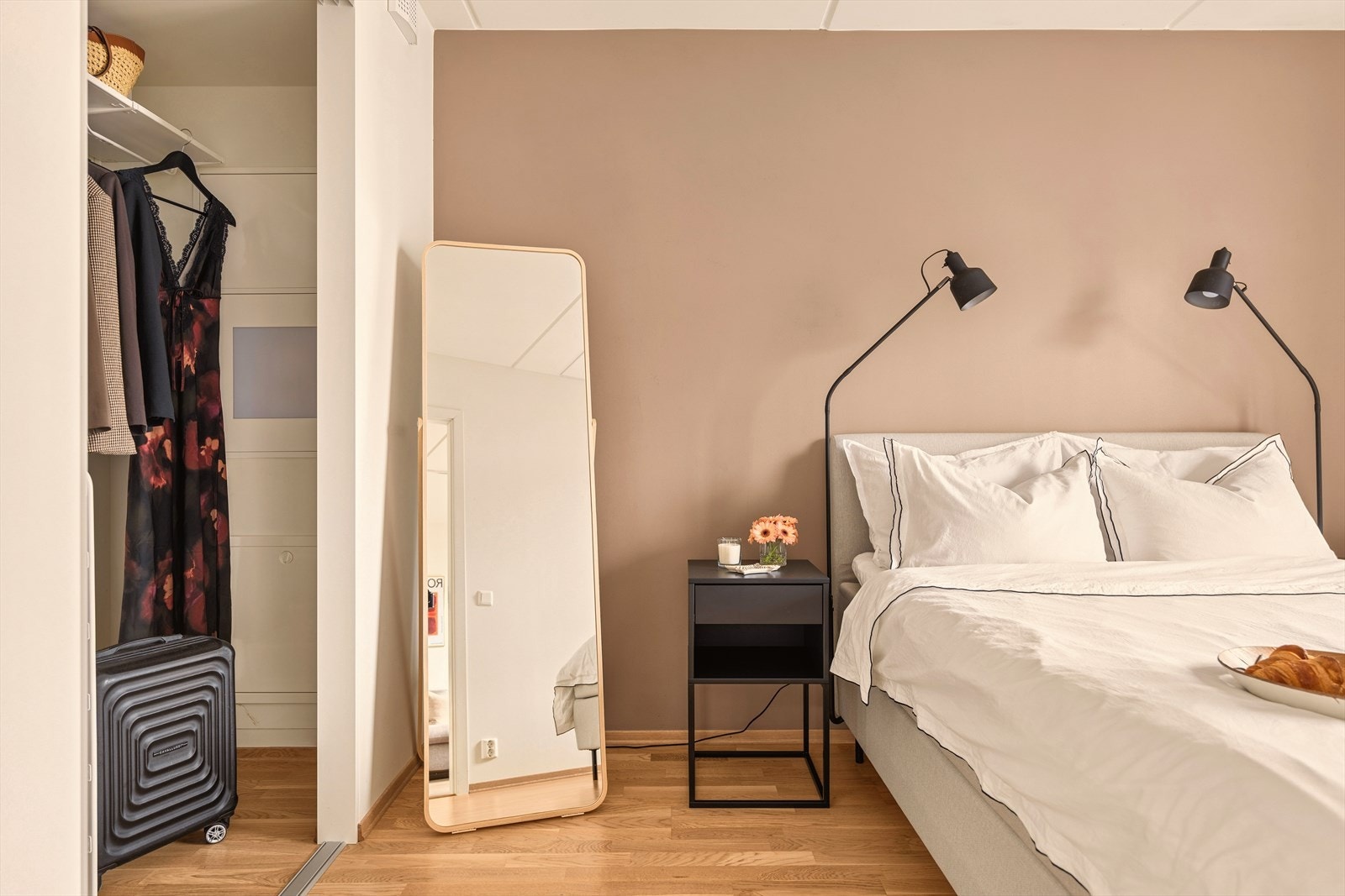 Soverommet har en stor stedbygget garderobeløsning. Galleribilde