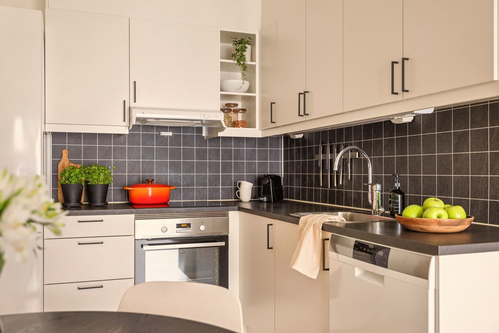 Kjøkkenet har tilstrekkelig med skap- og benkplass. Galleribilde