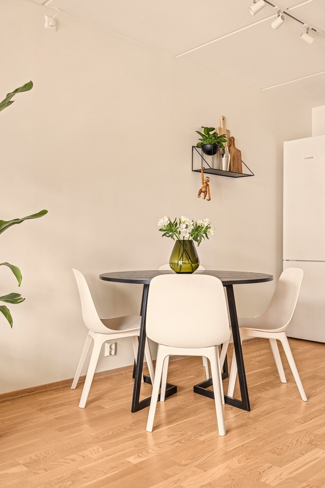 Plass til spisebord rett mellom kjøkken og stue. Galleribilde