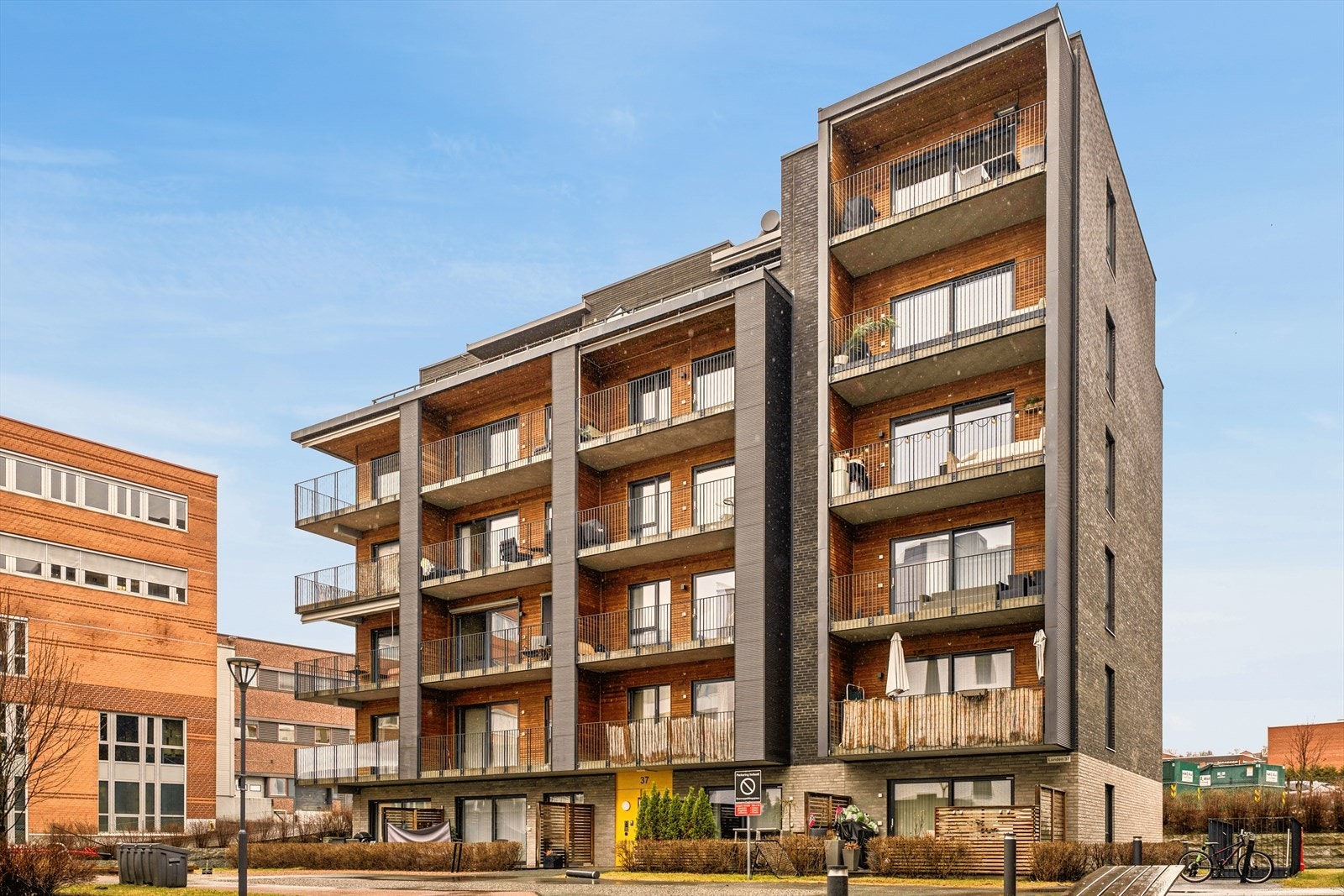 Boligen er vendt ut mot et av sameiets tun. Galleribilde