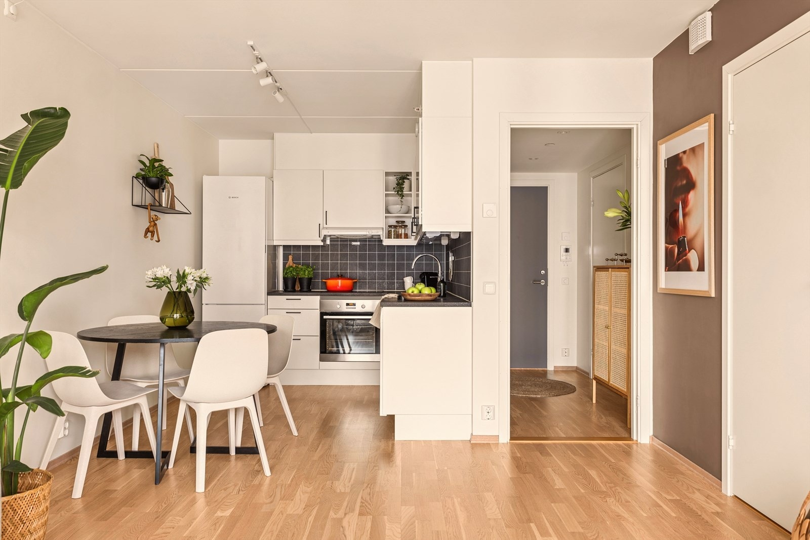 Kjøkken med praktisk plassering. Galleribilde