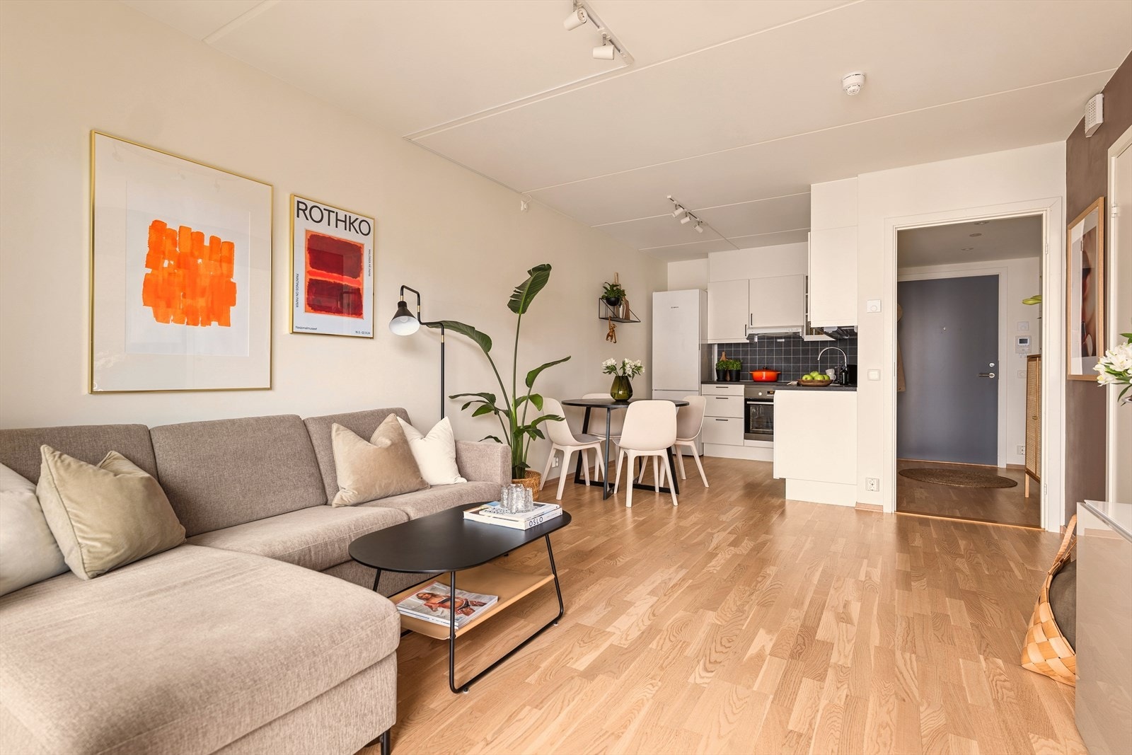 Stue i åpen løsning med kjøkkenet. Galleribilde