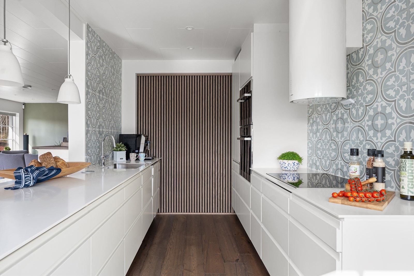 Kjøkkenet er praktisk innredet med god arbeidsflyt og rikelig med skapplass i glatte fronter. Galleribilde