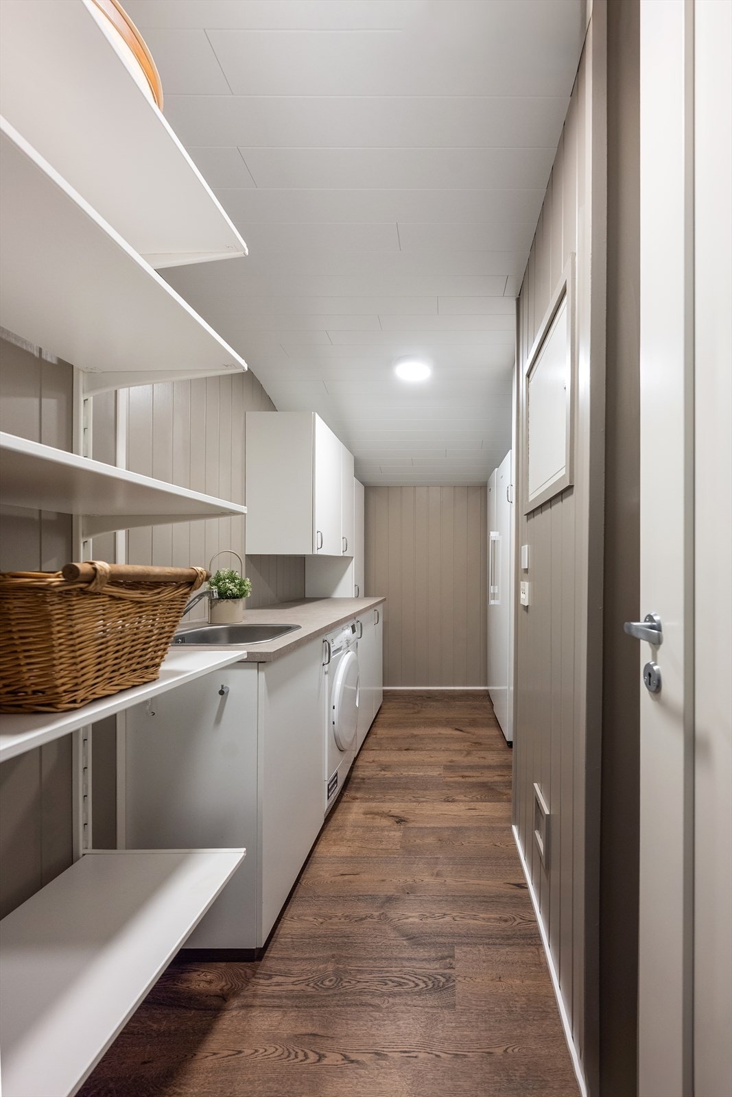 Bod og teknisk rom med praktisk vaskeromsløsning. Her er varmtvannsberederen på 200 liter fra 2018 plassert. Galleribilde