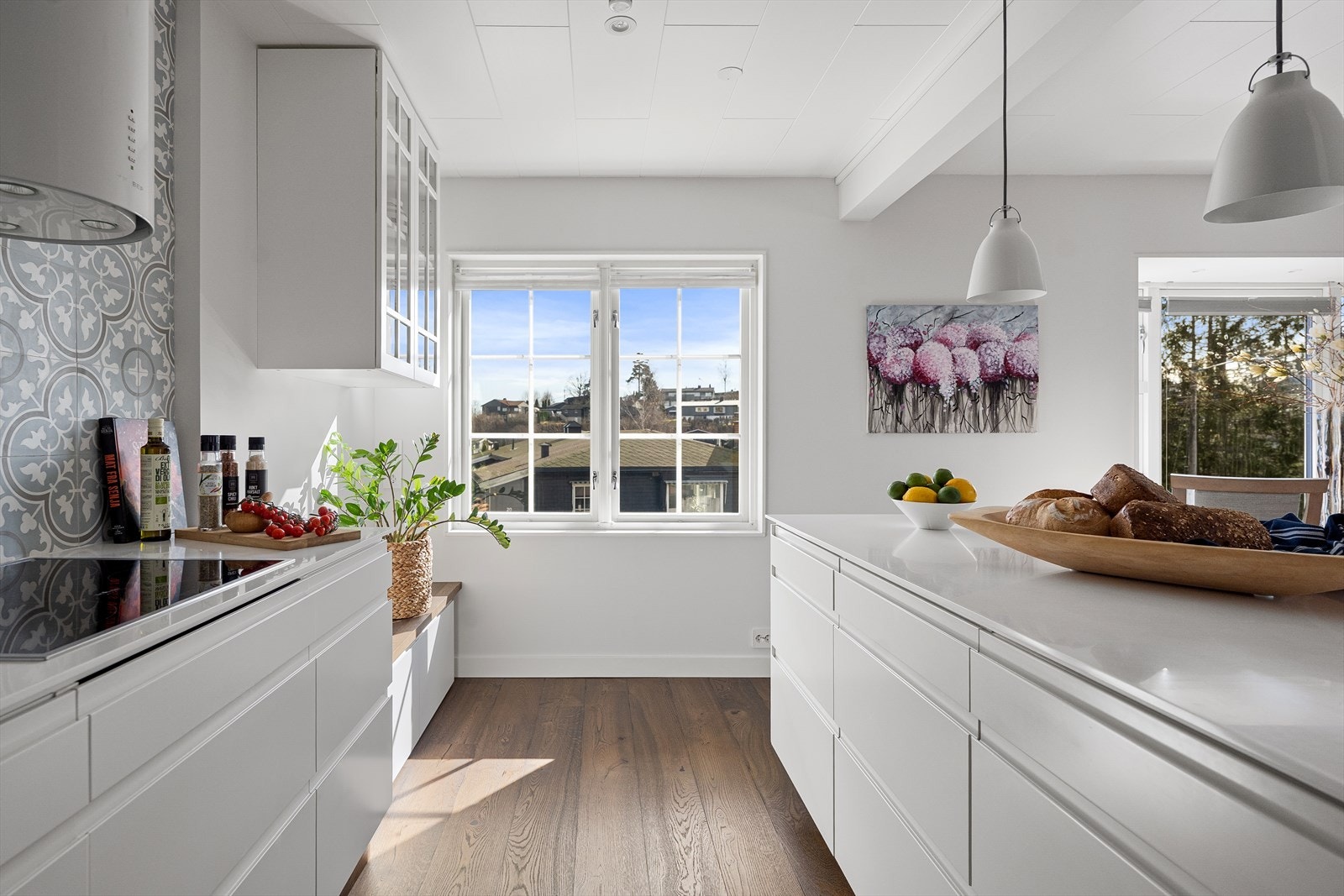 Vinduet på kjøkkenet er fra 2013 og gir godt med arbeidslys på benken. Galleribilde