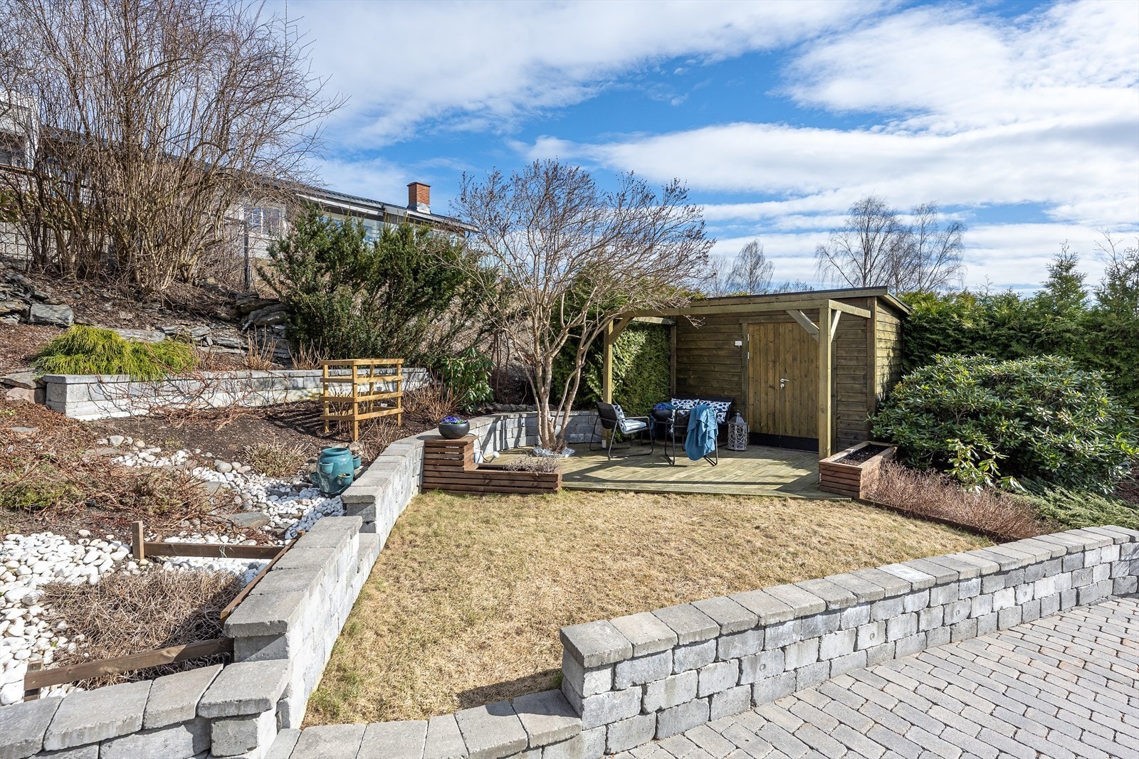 I hagen er det anlagt en terrasse på 13 m² med tilhørende utebod, bygget rundt 2021. Galleribilde