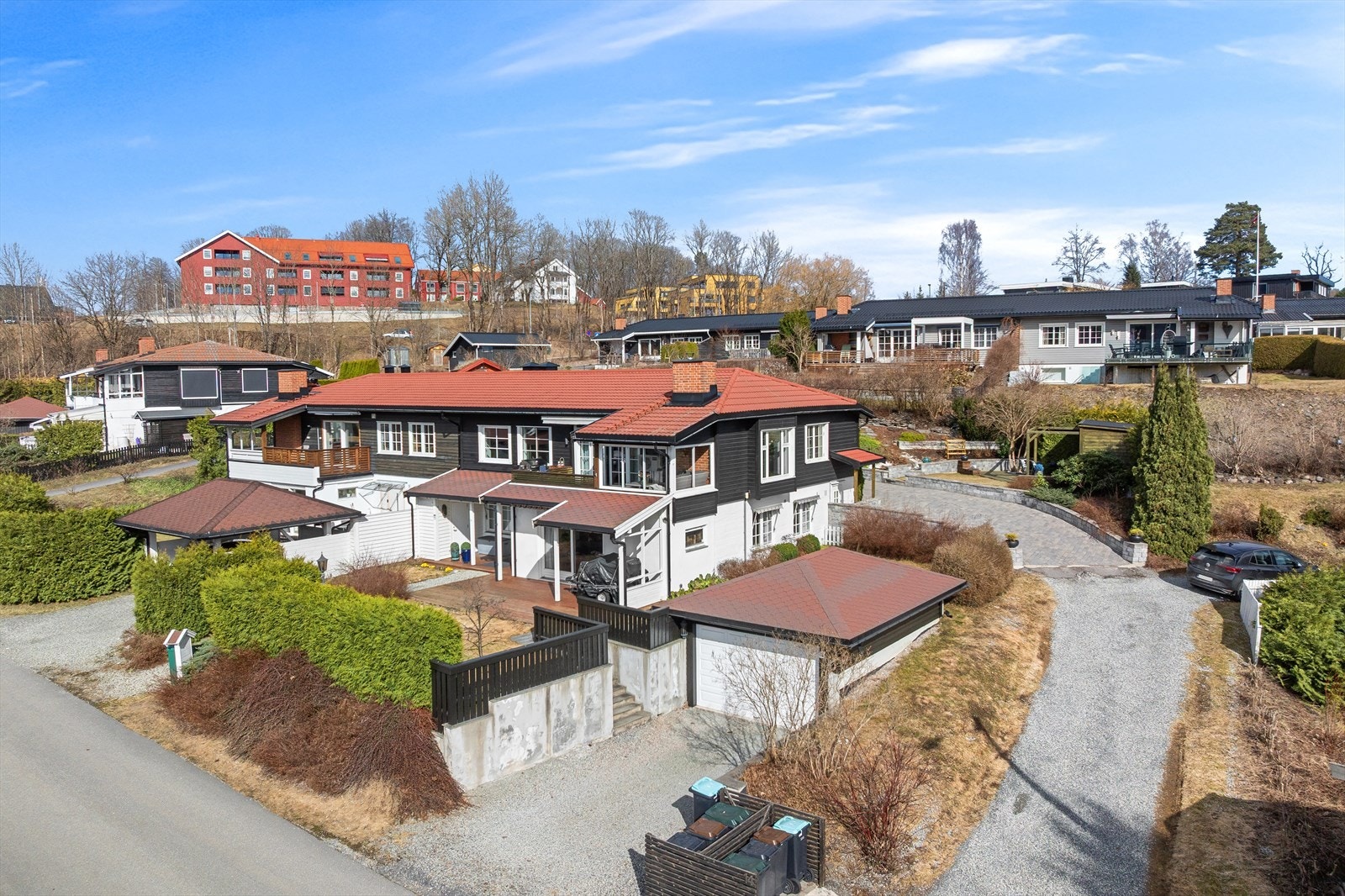 Boligen ligger i et etablert og rolig nabolag, med gangavstand til Asker sentrum og "alt" du trenger i hverdagen. Galleribilde