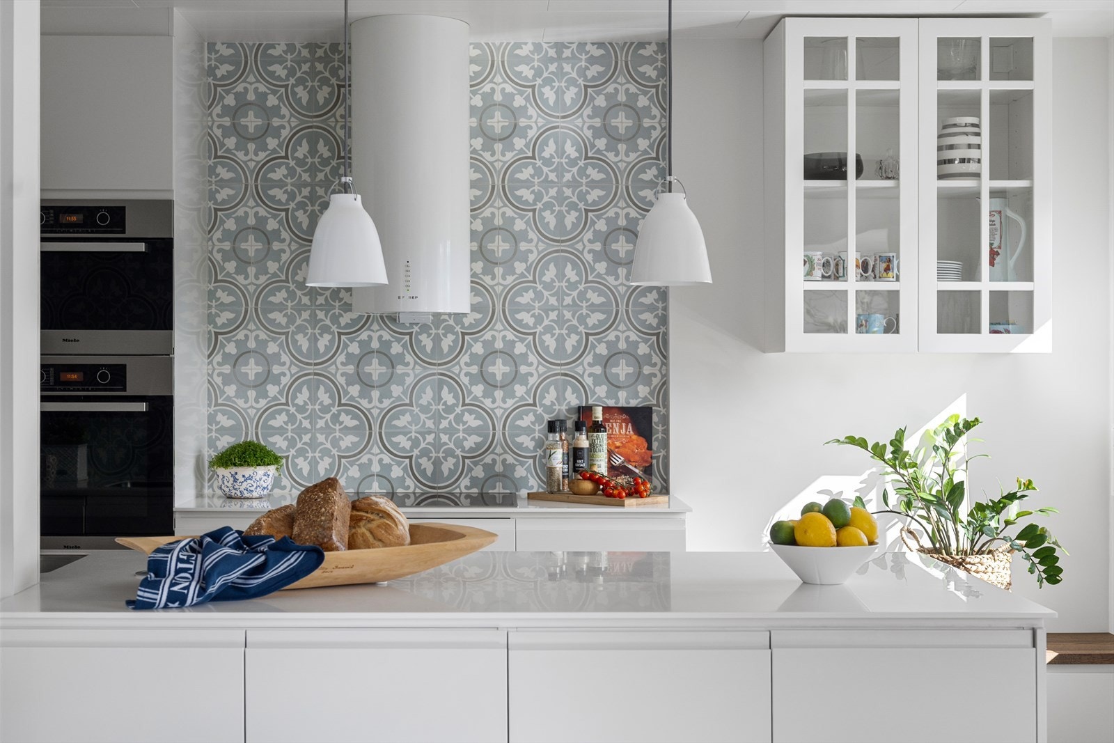 Benkeplaten i kompositt er slitesterk og lettstelt. Galleribilde