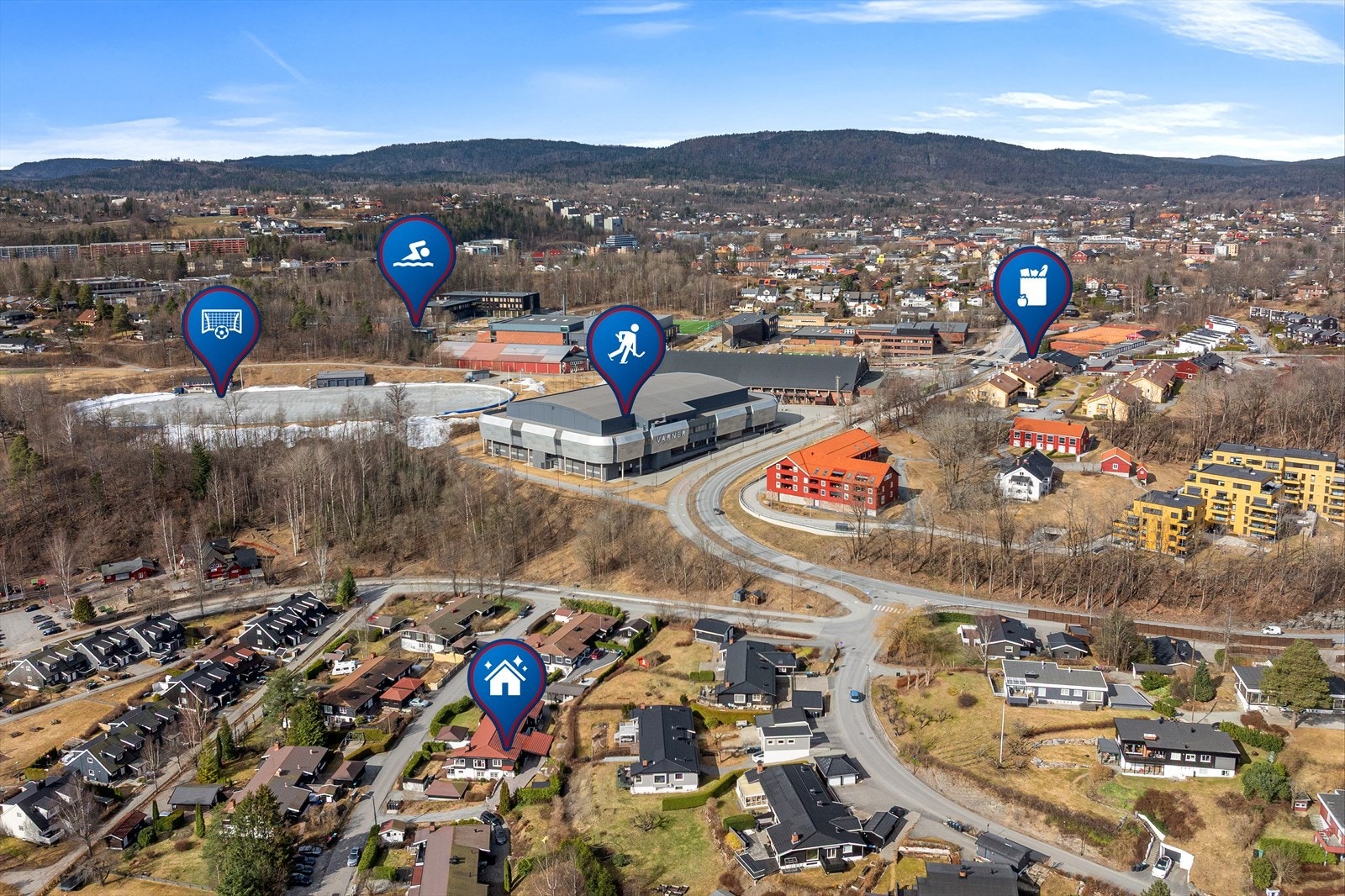 Nærområdet byr på flotte fasiliteter i gangavstand som dagligvare butikk (ca.700 meter unna), bussforbindelse, svømmehall, skoler og barnehager, samt tennisbane og fotballbane. Galleribilde