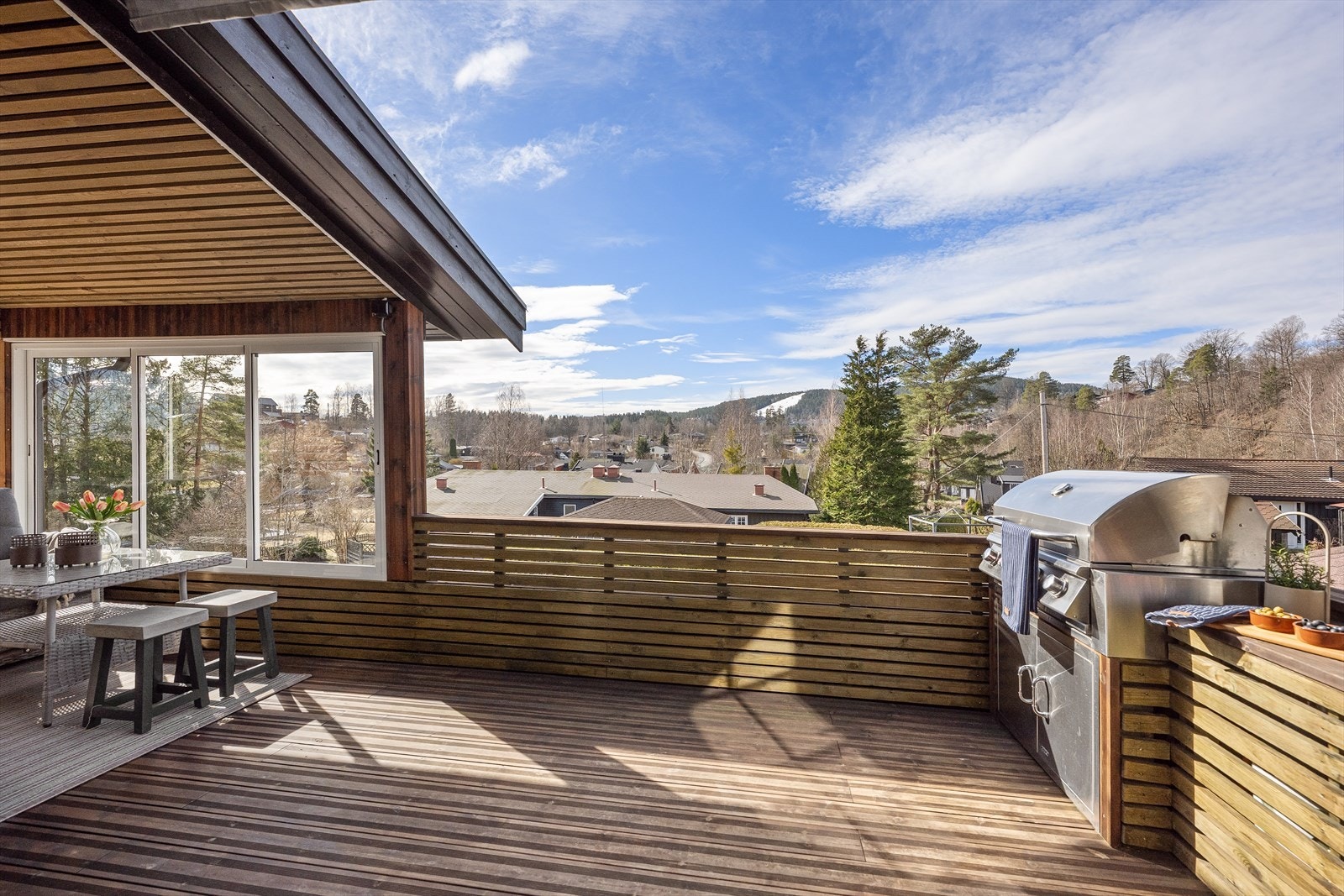 Leilighetens uteplasser består av veranda, hage og terrasse. Her kan du nyte sol fra morgen til kveld! Galleribilde