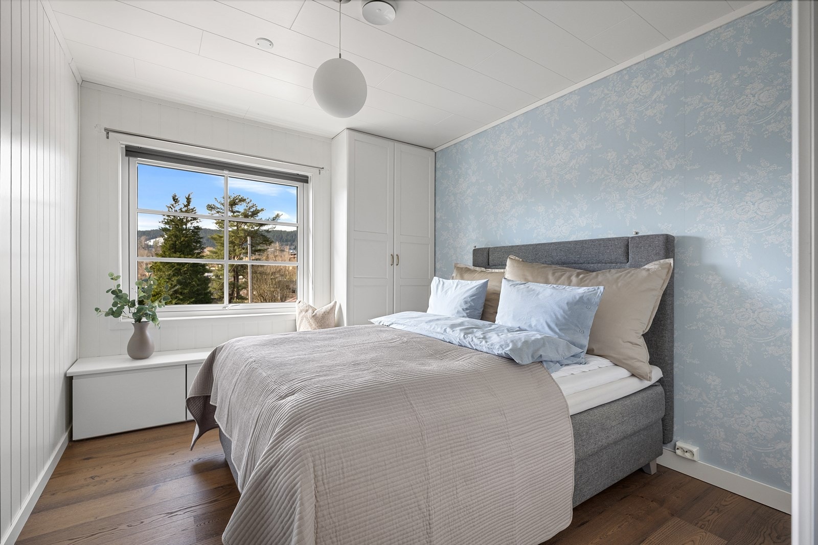 Hovedsoverommet er romslig og har en behagelig atmosfære, samt hyggelig utsyn. Galleribilde