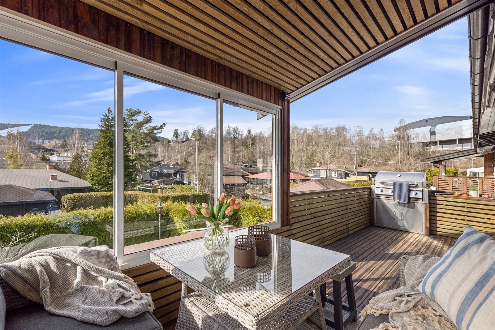 Terrassen er delvis innglasset, noe som forlenger sesongen og skaper en lun uteplass. Galleribilde