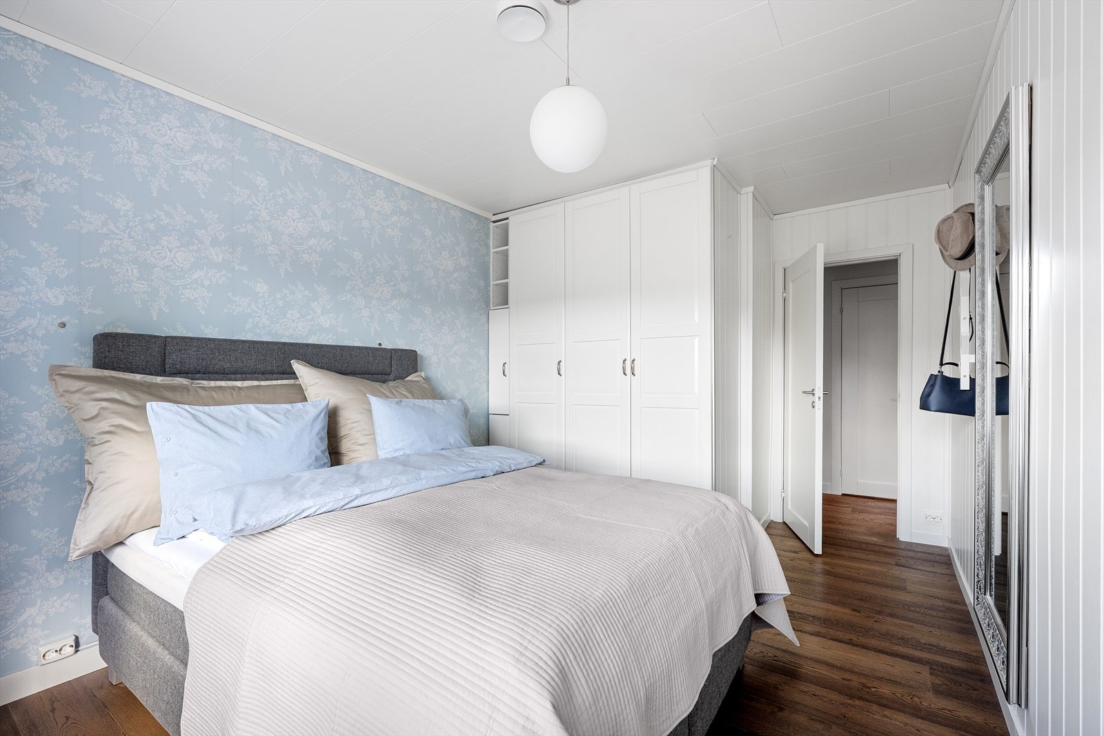 Hovedsoverommet har god plass og integrerte garderobeskap med profilerte fronter. Galleribilde