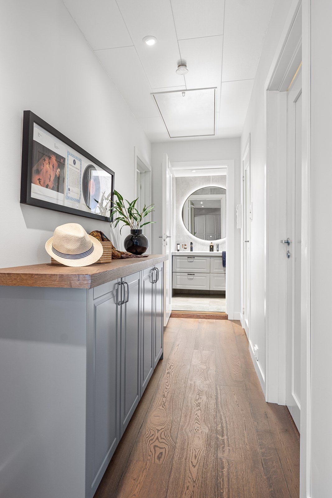 Gangen leder videre til soverommene og badet. Legg merke til de nye, profilerte innerdørene. Galleribilde