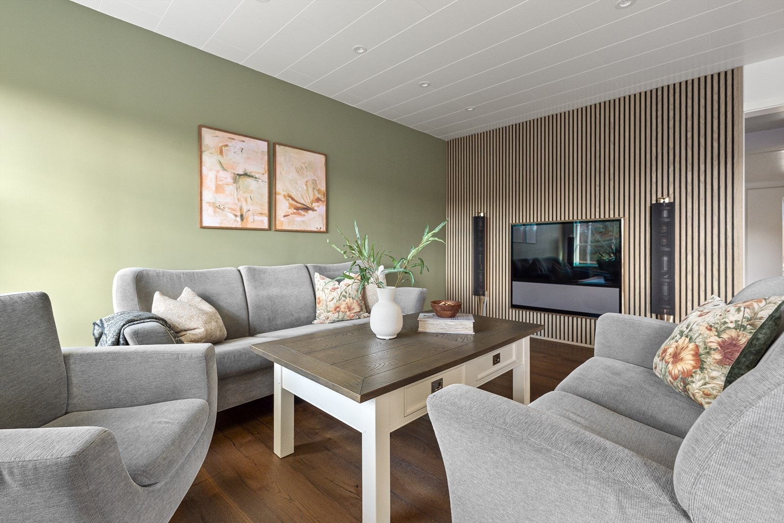 Leiligheten er betydelig oppgradert både innvendig og utvendig i perioden 2013-2026, og holder en høy standard. Galleribilde