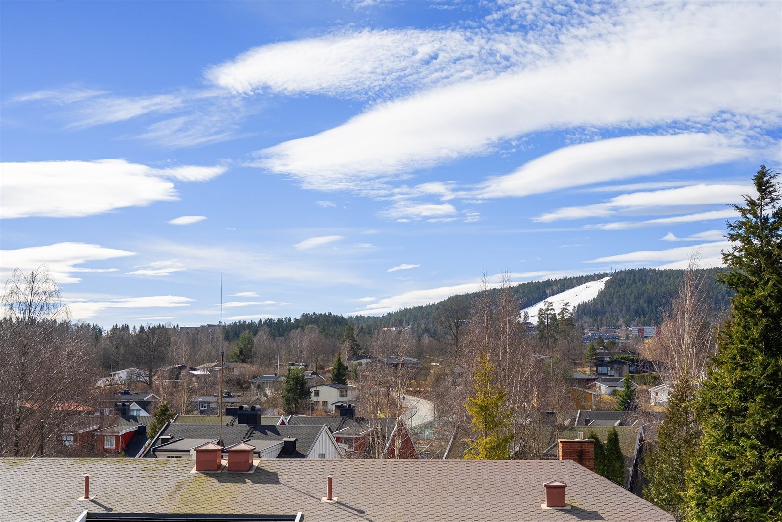 Fra verandaen kan du nyte utsikten over Vardåsen. Galleribilde