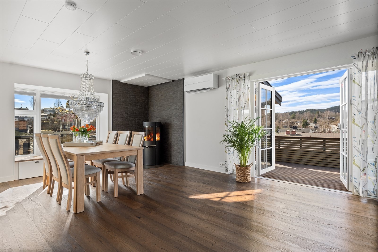 En meget delikat og påkostet topp- og endeleilighet, med 2 fantastiske uteplasser. Galleribilde