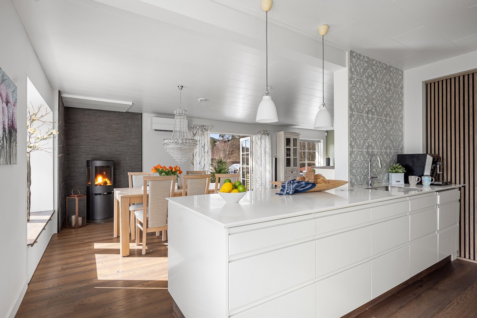 Den åpne løsningen binder kjøkken og stue sammen, perfekt for sosiale sammenkomster. Galleribilde