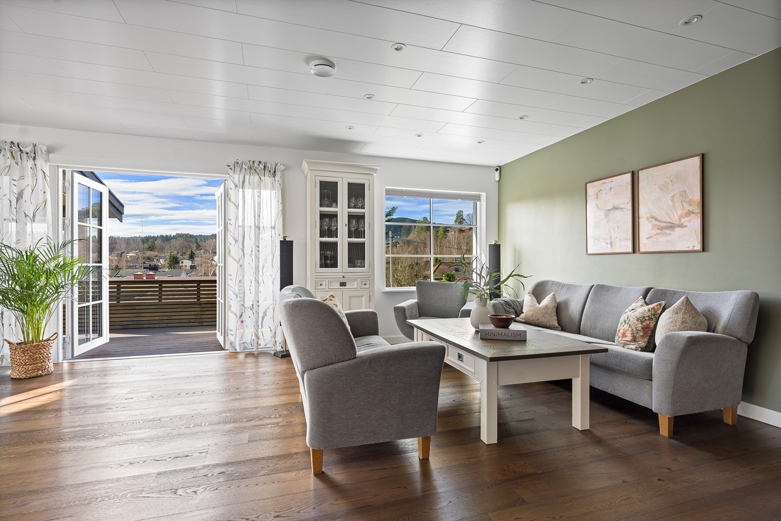 De doble terrassedørene med trelags isolerglass (2019) visker ut skillet mellom inne og ute. Galleribilde