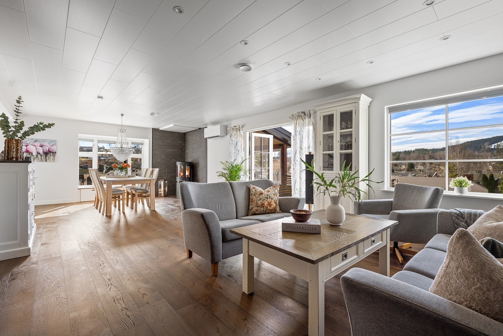 Sara Husebø v/Eiendomsmegler 1 har gleden av å presentere Ridderkleiva 14 Galleribilde