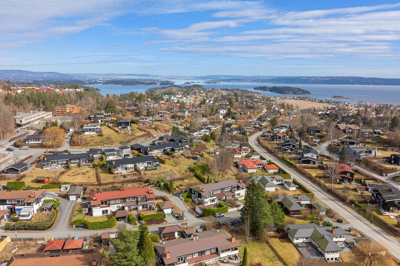 Det er også kort vei til fjorden med strand- og bademuligheter. Galleribilde