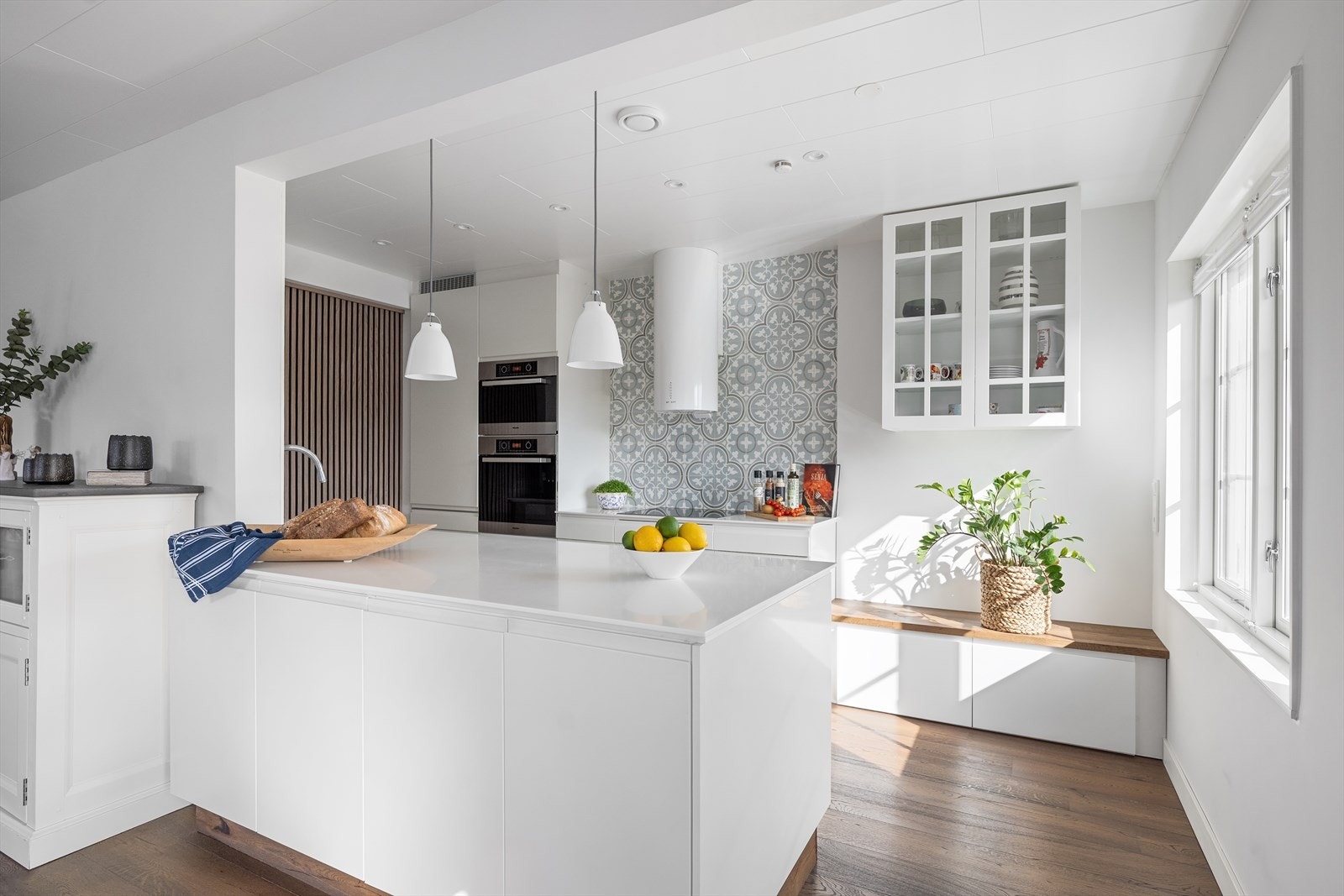 Kjøkkenet fra HTH (2013) er sosialt utformet og ble utvidet med ekstra benkeplass og skap i 2019/2020. Galleribilde