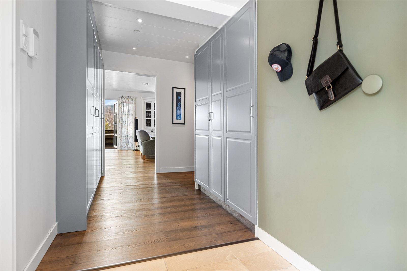 Fra gangen ser man den gjennomgående, nyere enstavs parketten. Her er det også rikelig med garderobeplass som vil medfølge. Galleribilde