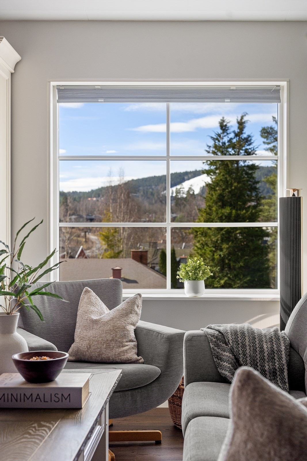 Vinduene i stuen har trelags isolerglass fra 2019 og 2020, som i kombinasjon med etterisoleringen sørger for en energieffektiv bolig. Galleribilde