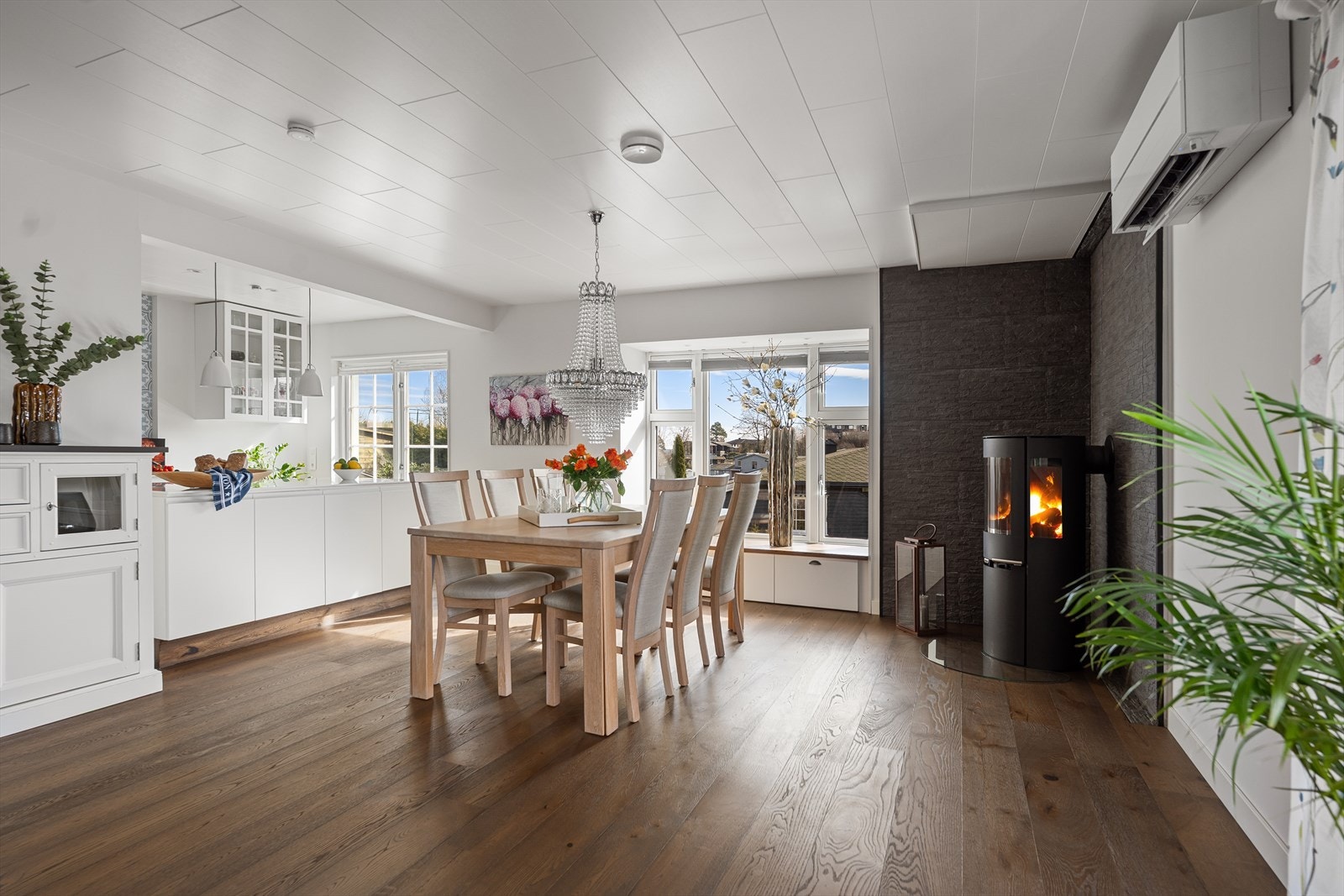 Spisestuen har en nyere vedovn som gir lun varme, og en luft-til-luft-varmepumpe for effektiv oppvarming. Galleribilde