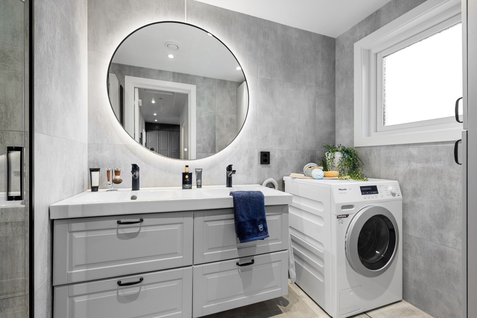 Det delikate badet fra 2025 har elektrisk gulvvarme, flislagte overflater og opplegg for vaskemaskin. Galleribilde