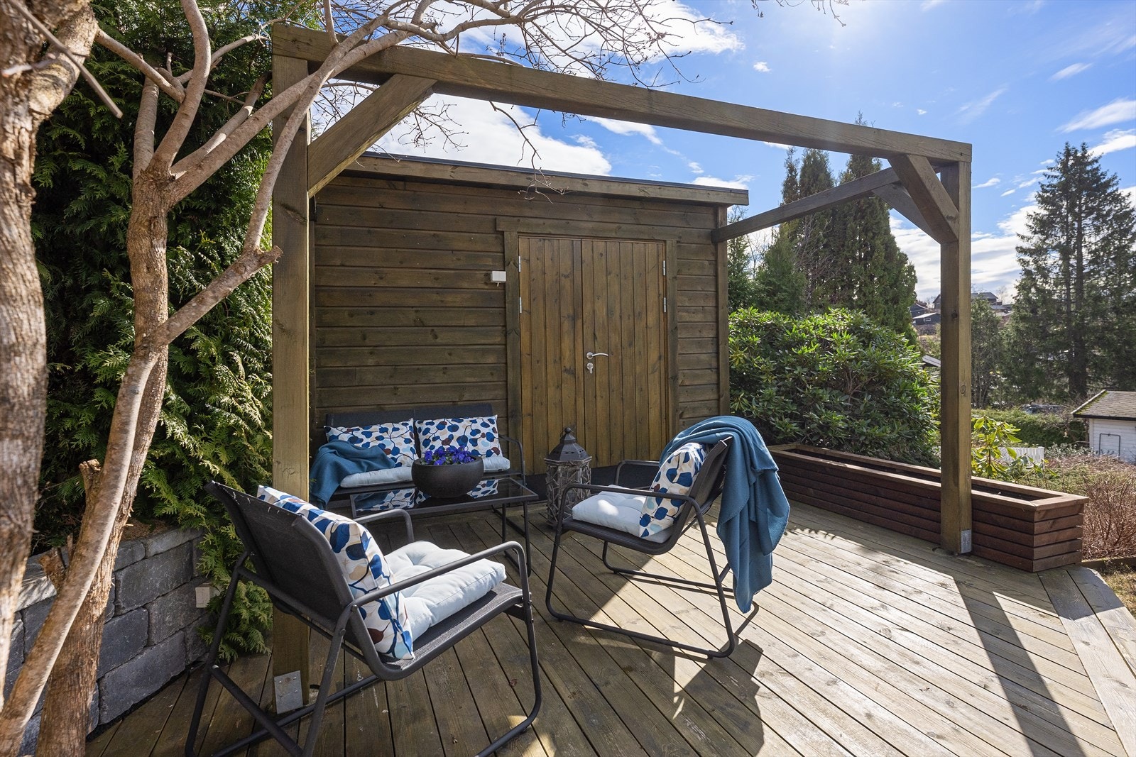 Uteboden gir praktisk lagringsplass for hageredskaper og utemøbler. I tillegg har leiligheten en stor, ekstern kjellerbod. Galleribilde