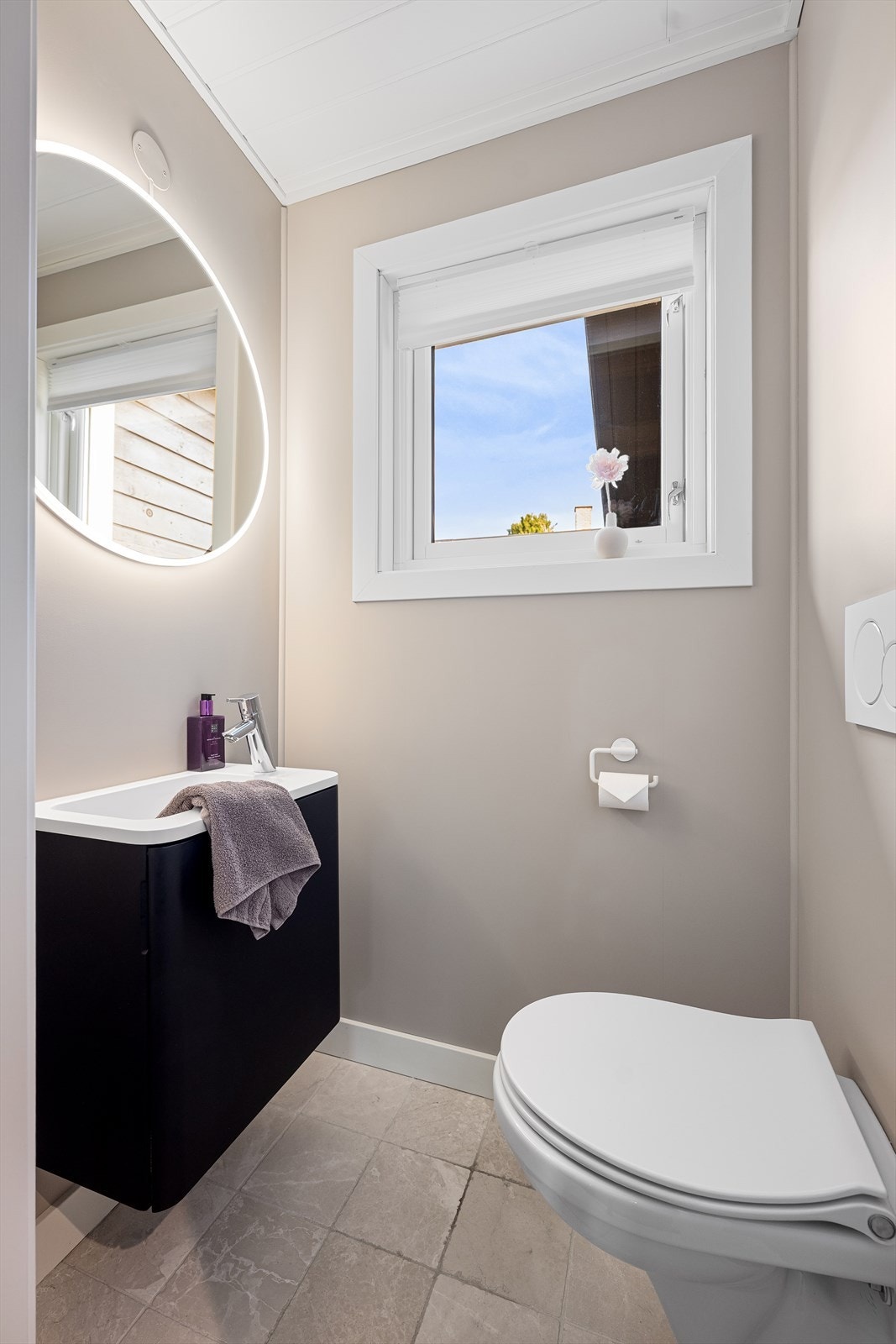 Separat WC-rom, oppusset i 2011, med vegghengt toalett og elektrisk gulvvarme. Galleribilde