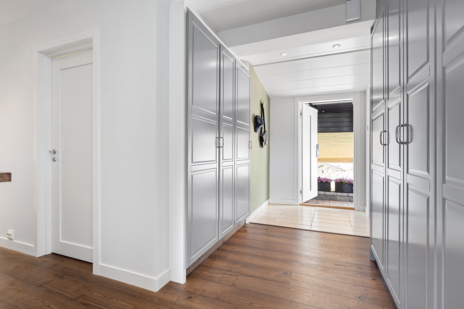 Entréen har flislagt gulv med elektrisk gulvvarme og en ny ytterdør fra 2011. Galleribilde