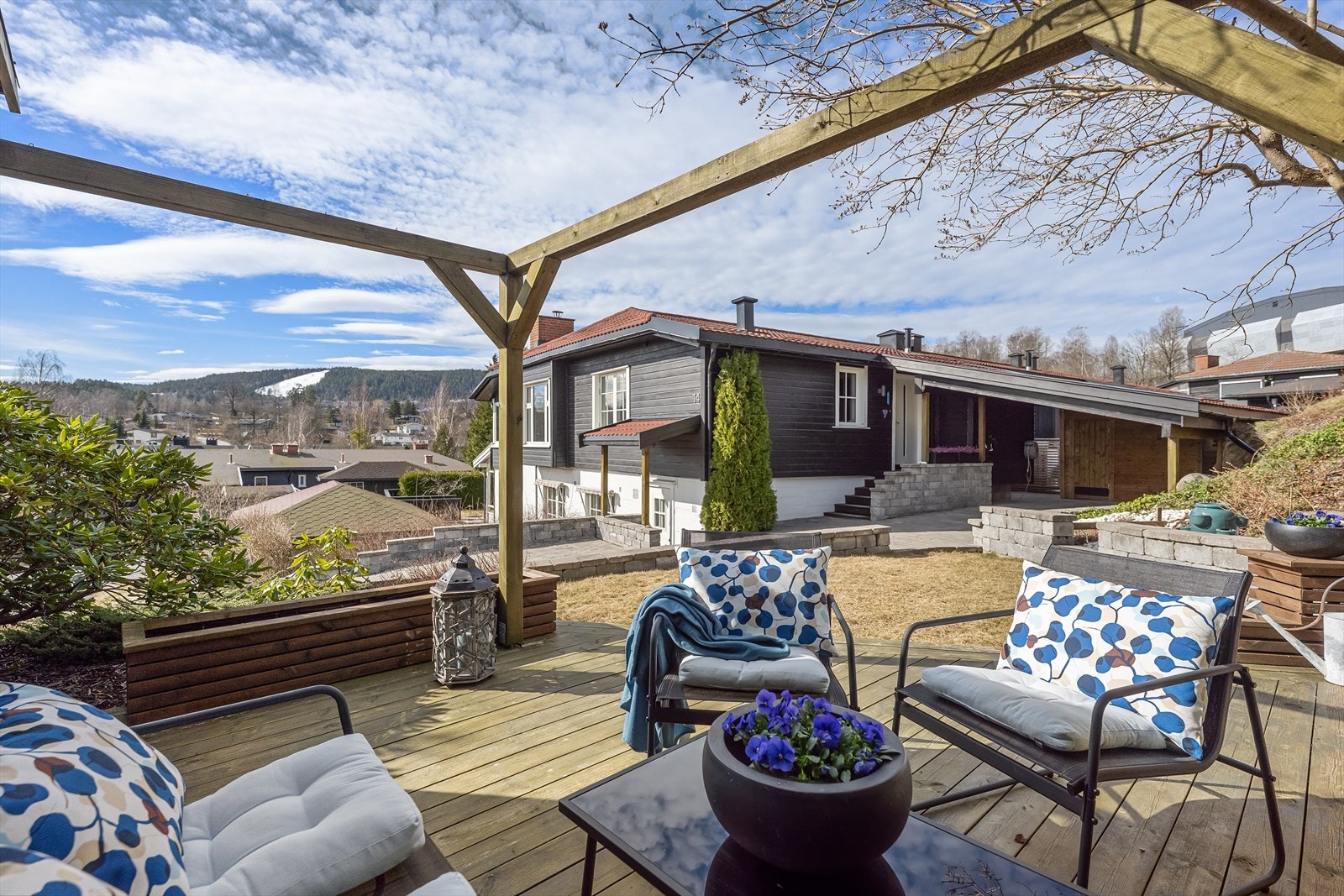 I Ridderkleiva 14 kan du leve en enkel hverdag, med alt på ett plan og parkering i carport rett utenfor. Galleribilde