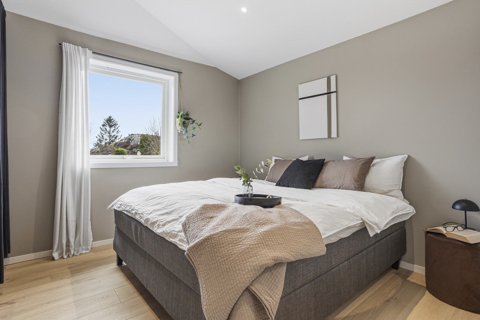 Det nye tilbygget rommer et generøst soverom med behagelig atmosfære og plass til garderobeløsninger. Galleribilde