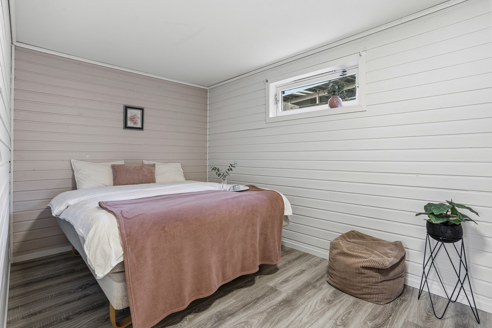 Stort rom på 12,2 kvm i kjeller, dette er ikke godkjent som soverom- men brukes som det per idag. Galleribilde