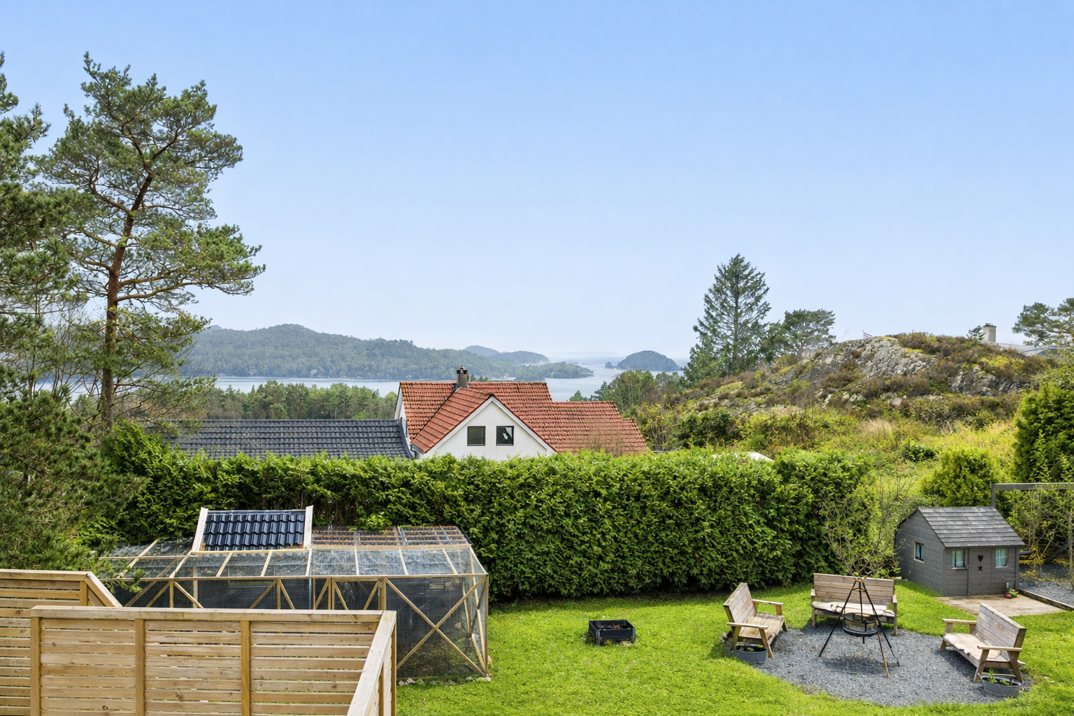 Fra den øvre terrassen kan du nyte en nydelig utsikt med fine sjøglimt. Galleribilde