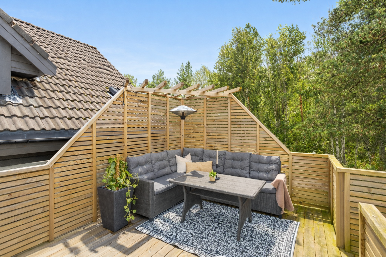 Det øverste terrassen har god plass til romslig sofalounge - et perfekt sted for rolige stunder og lange sommerkvelder. Galleribilde