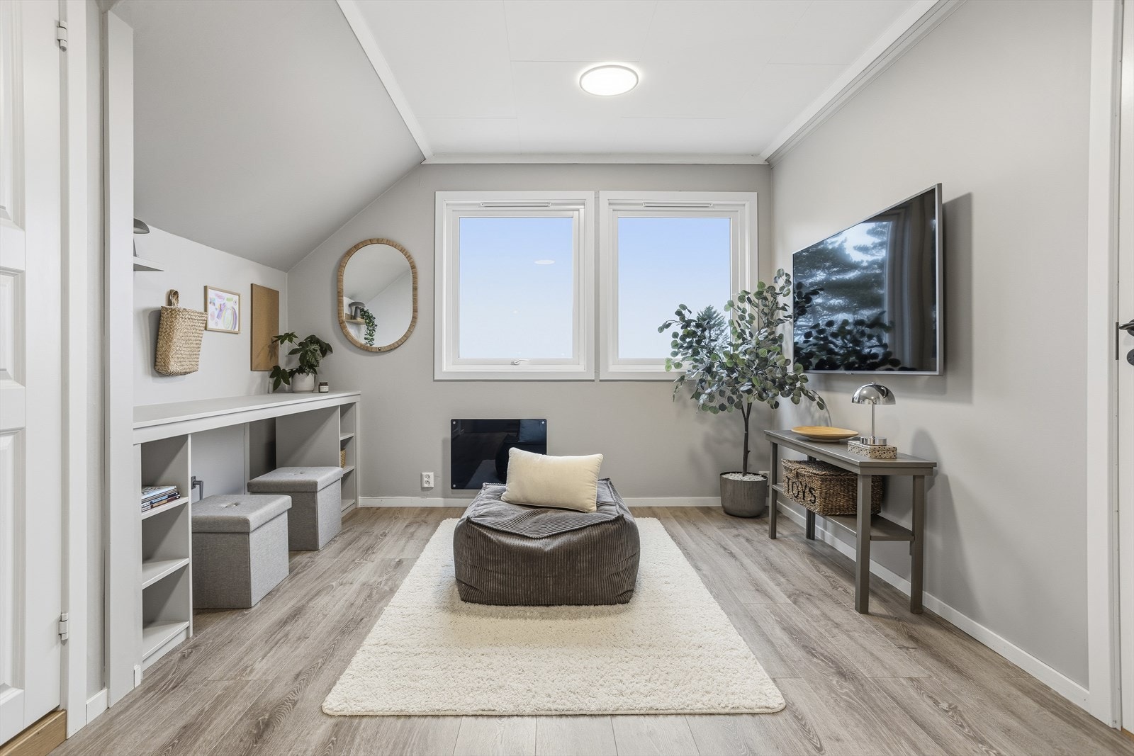 En praktisk og fleksibel stue som fungerer perfekt som TV-rom, lekerom eller en ekstra sosial sone for familien. Galleribilde