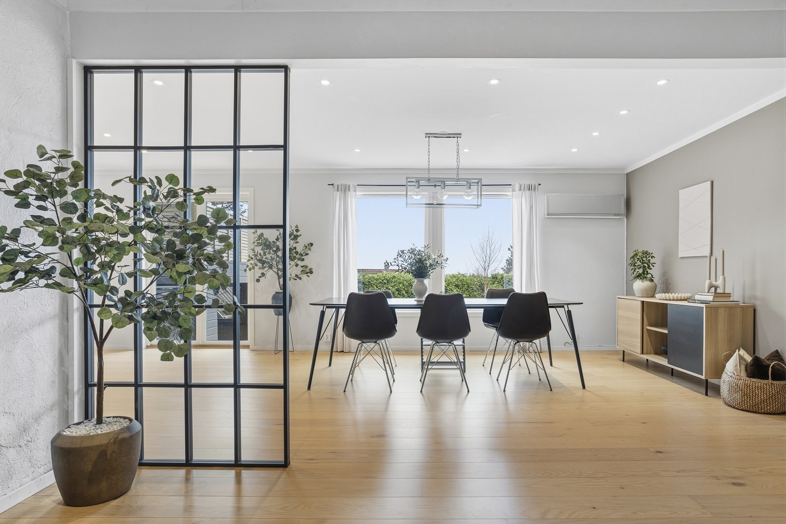 Integrerte spotter i taket gir et moderne uttrykk og sørger for jevn og behagelig belysning i rommet. Galleribilde