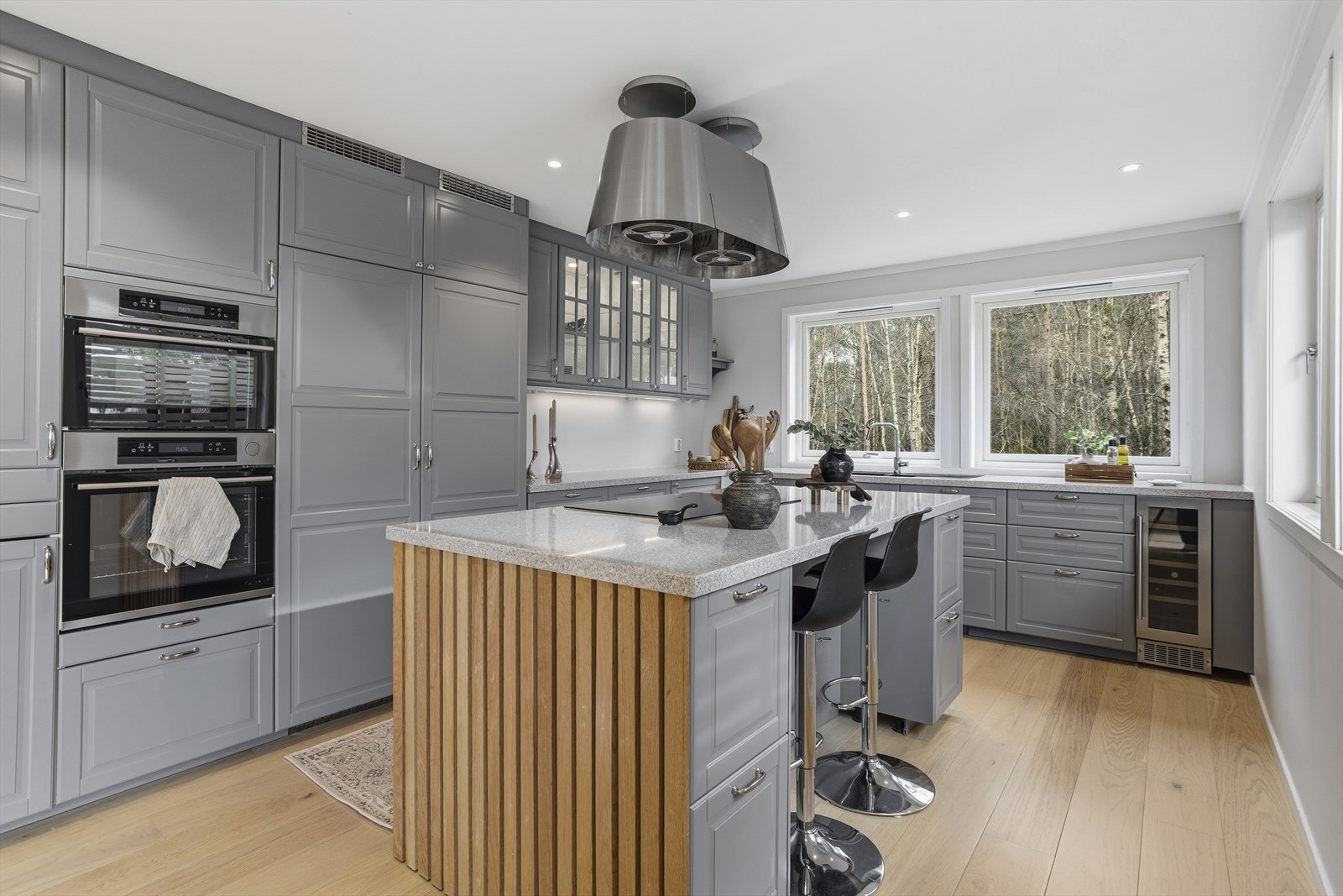 Kjøkkenøya er utstyrt med moderne barstoler som skaper en naturlig og sosial samlingsplass - perfekt for frokost, uformelle måltider eller når gjestene vil være med i samtalen mens maten lages. Galleribilde