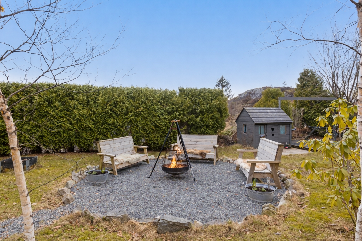 Uteområdet byr på en hyggelig sone med bålpanne - perfekt for grilling, god stemning og koselige kvelder gjennom både sommer- og høstsesongen. Galleribilde