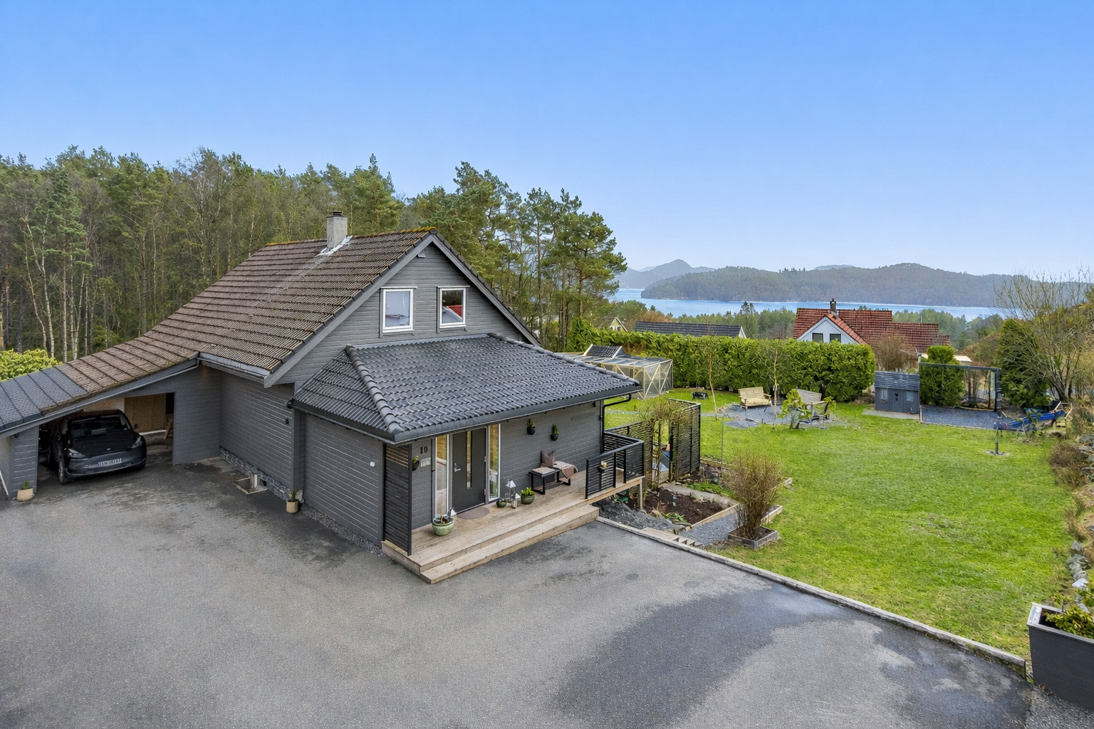 Fra Austre Sagstadvegen får du en flott og åpen utsikt mot det naturskjønne nærområdet. Her bor du rolig, lunt og familievennlig - samtidig med kort vei til skole, barnehage, turstier og daglige fasiliteter. Galleribilde