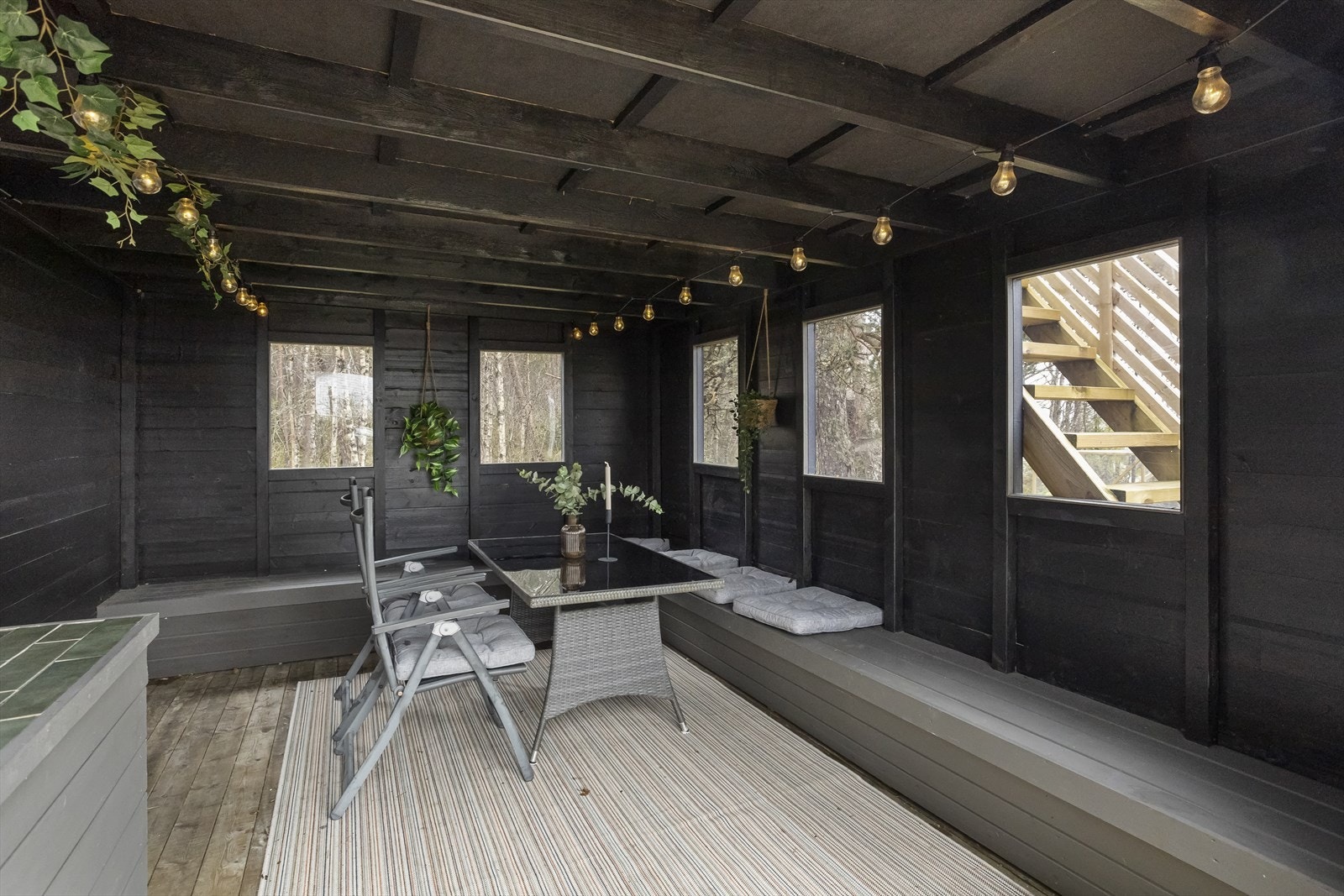 Innbydende utestue med integrert grill
En skjermet og funksjonell utestue som gjør det mulig å nyte grillmåltider og hyggelige kvelder uansett vær. Galleribilde