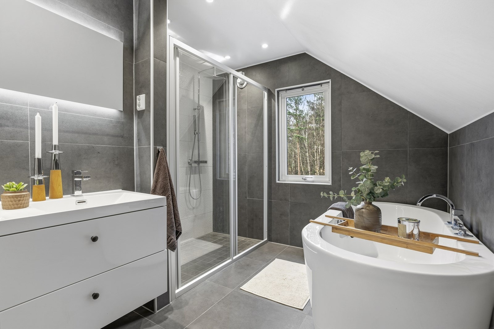 Det frittstående badekaret gir rommet en spa-følelse og inviterer til avslapning etter en lang dag. Galleribilde