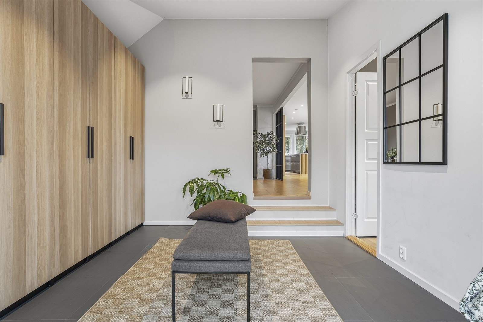 En praktisk og stilig entré som setter tonen for resten av boligen. Galleribilde