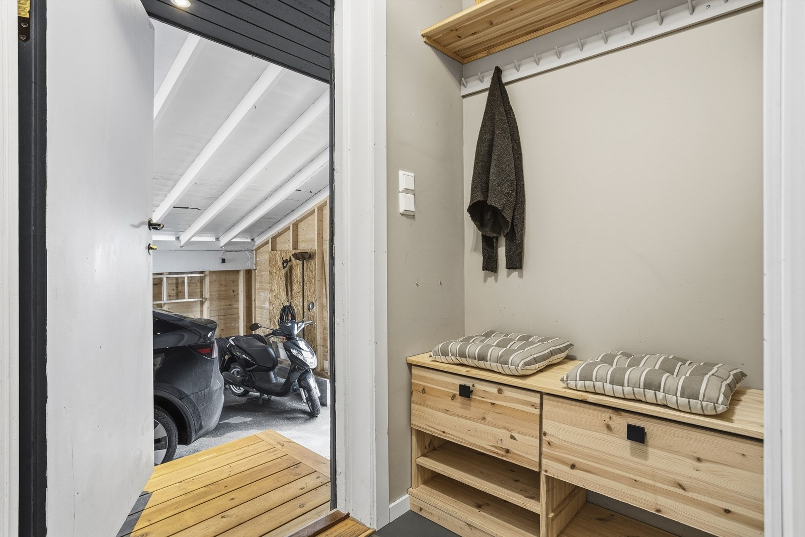 Fra huset har du praktisk direkte utgang til carporten, noe som gir en smidig hverdag og ekstra komfort på regnfulle dager. Galleribilde