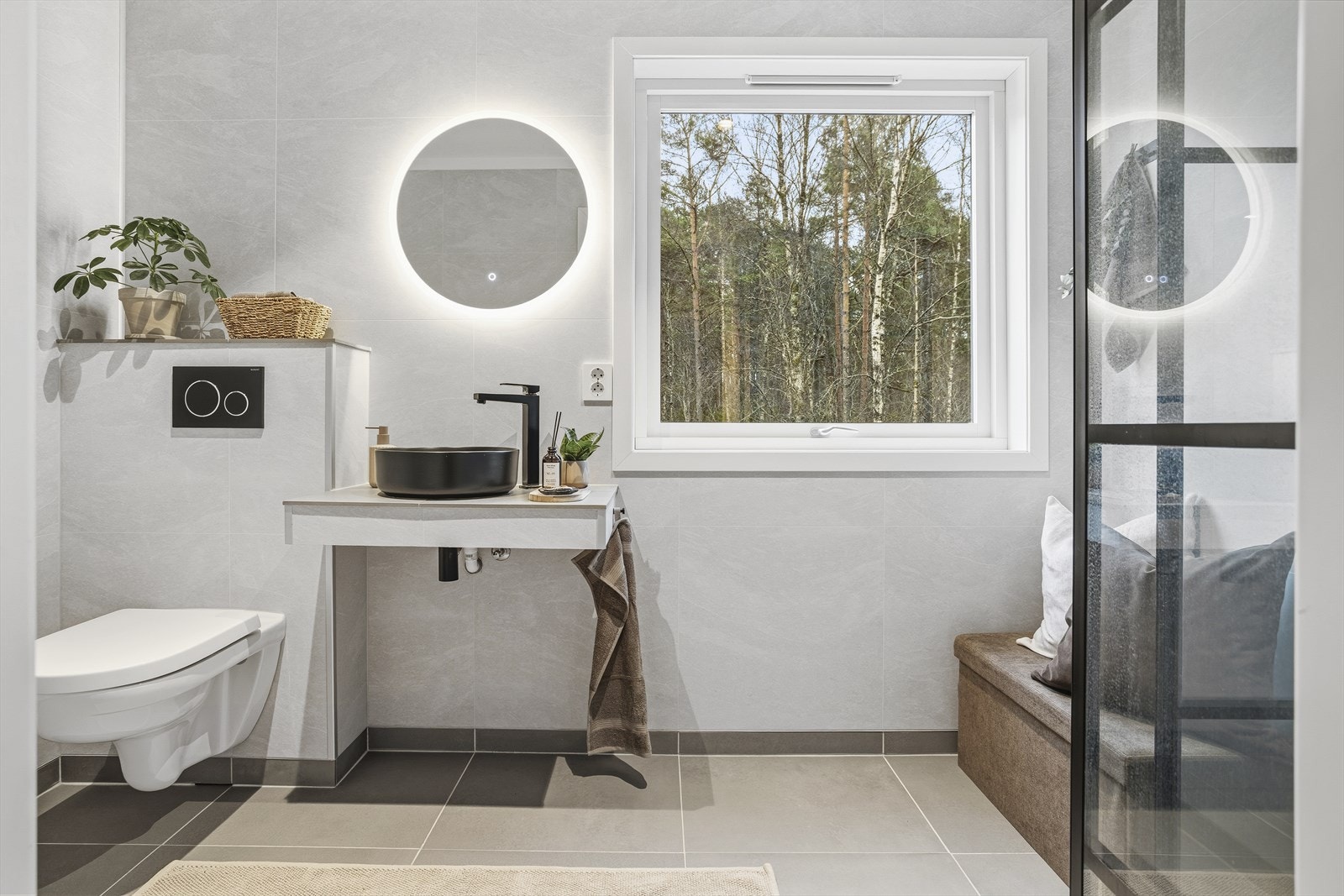 Påkostede materialvalg og store fliser gir et elegant, rent og tidløst uttrykk med gode kvaliteter. Galleribilde