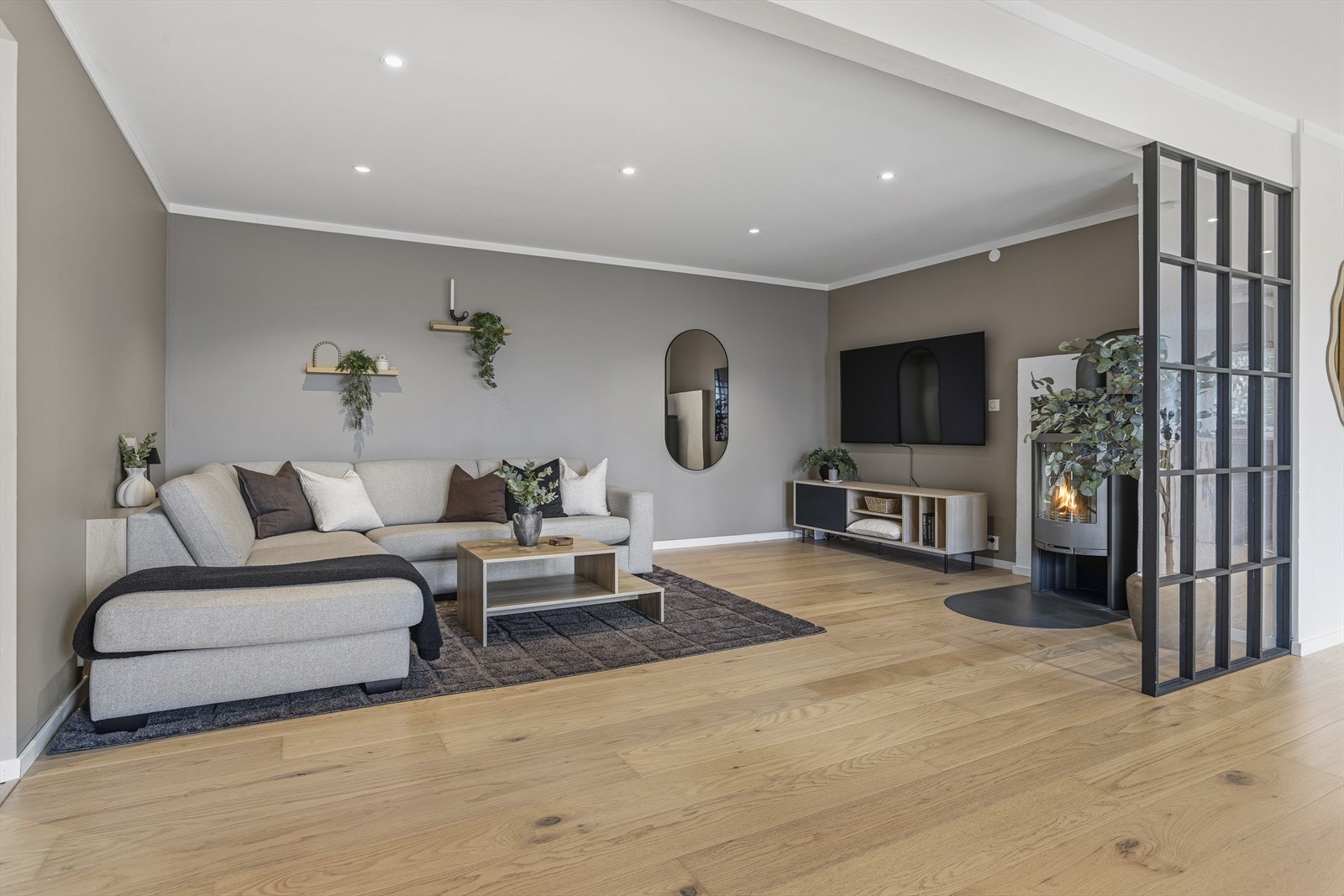 En varm og innbydende sofakrok hvor peisen skaper både stemning og ekstra komfort. Perfekt plass for rolige kvelder og hyggelige stunder. Galleribilde